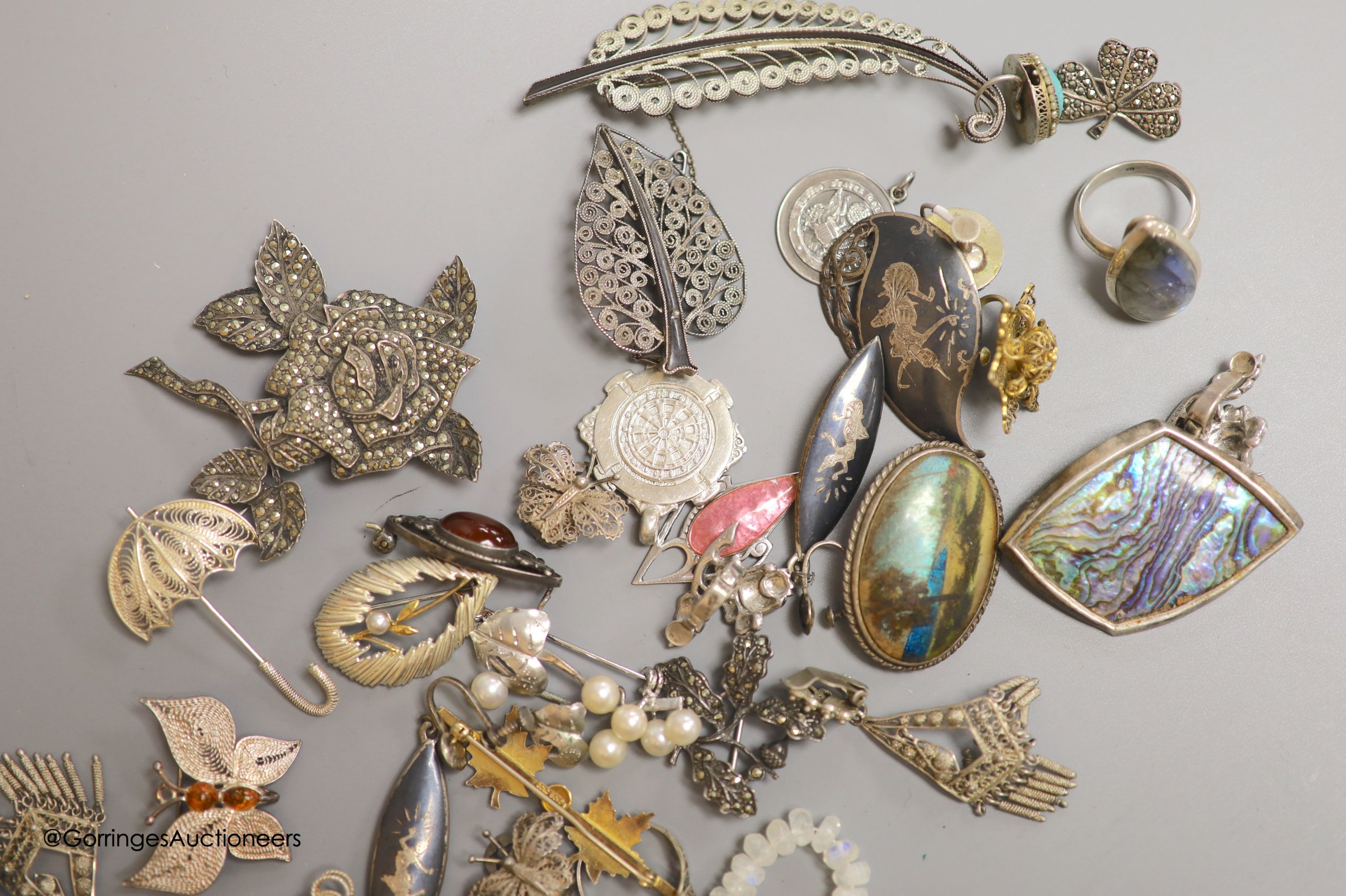 A small quantity of assorted jewellery, including costume, silver and white metal.